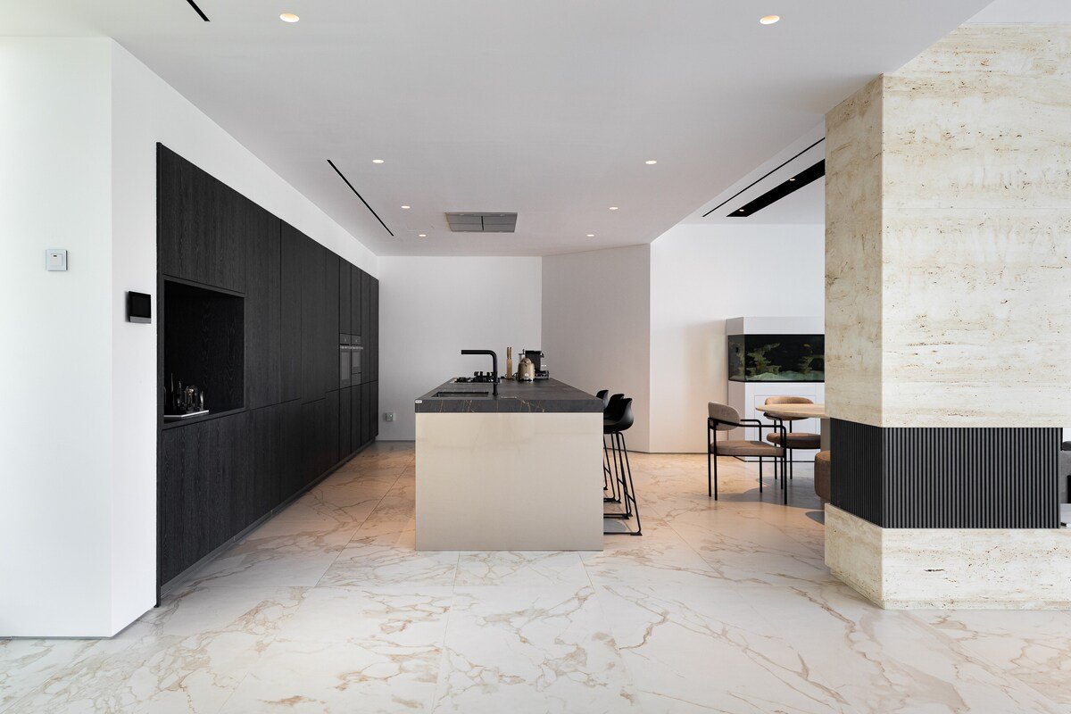 Palm Jumeirah Paradise: 5BR Villa | Infinity Pool gallery image 2