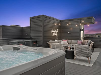 The Hubb House – Hot Tub + Rooftop Lounge!