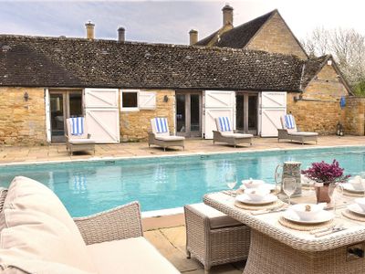 Foxholme Manor, with swimming pool near Broadway