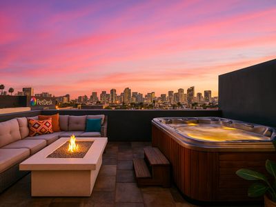 Lux Tri Level Home Rooftop Jacuzzi Jetliner Views