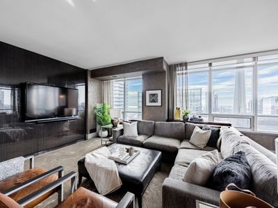 Sky high Luxury in 416 Lots of Space