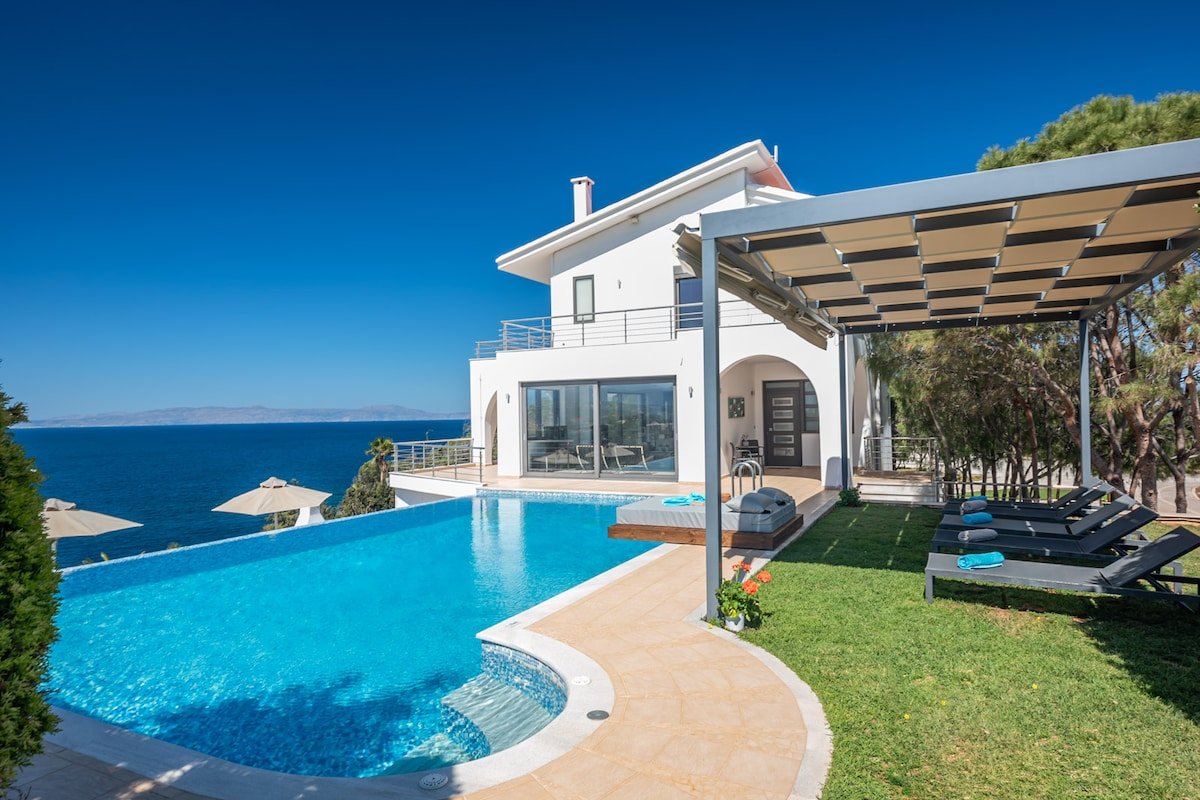 Villa del Mare, built on the edge of the sea gallery image 3