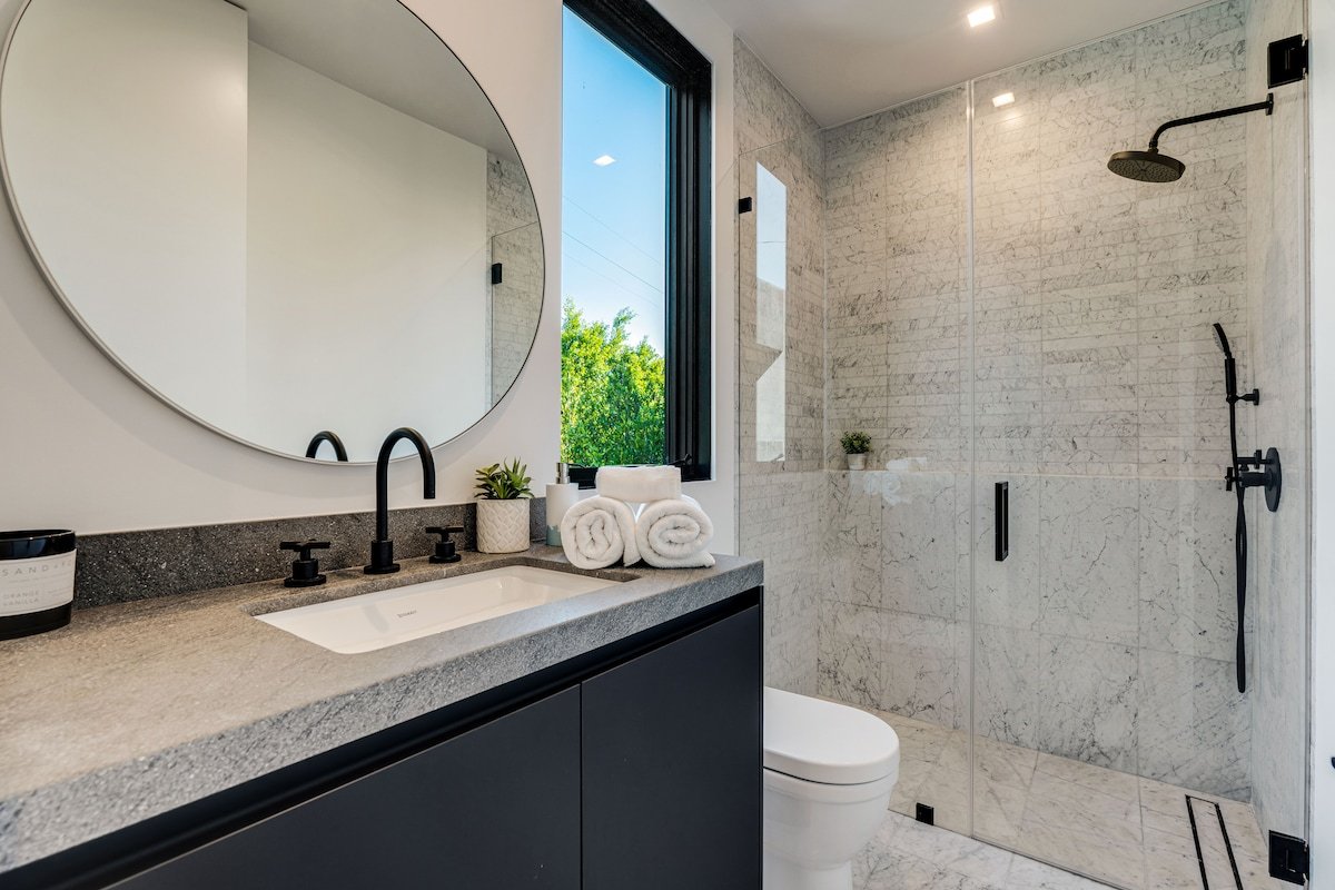 Modern, Resort-Style Home in West Hollywood gallery image 3