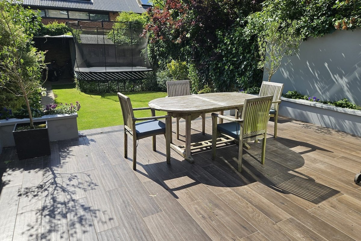 Lovely, spacious 5BR London townhouse with parking gallery image 4