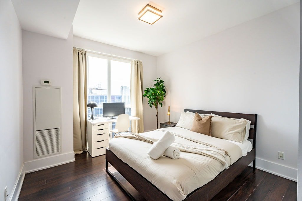 Luxury Condo w/ CN Tower View, Workspace gallery image 4