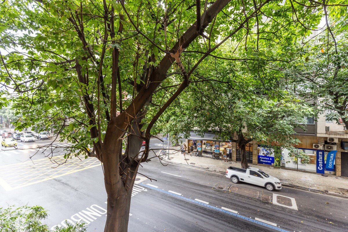 Spacious and elegant in the heart of Copacabana! gallery image 3