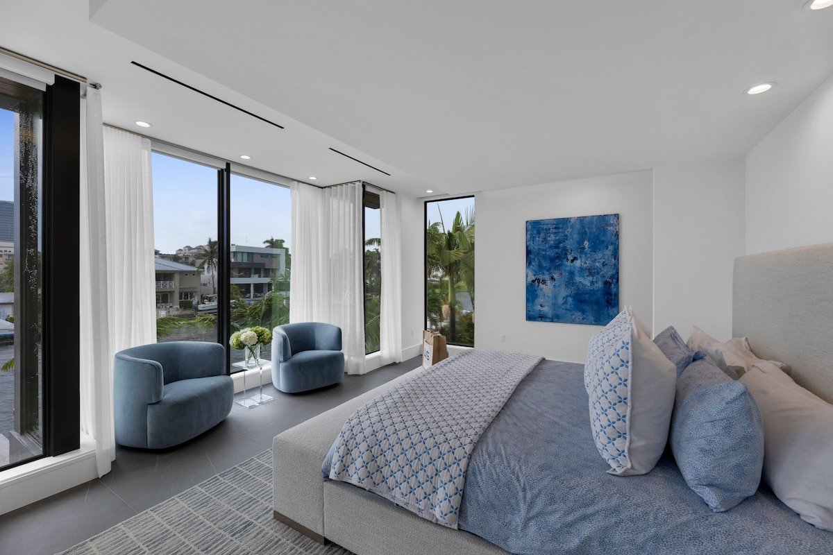 LVS Carlotta – New Designer Waterfront LUX Retreat gallery image 2