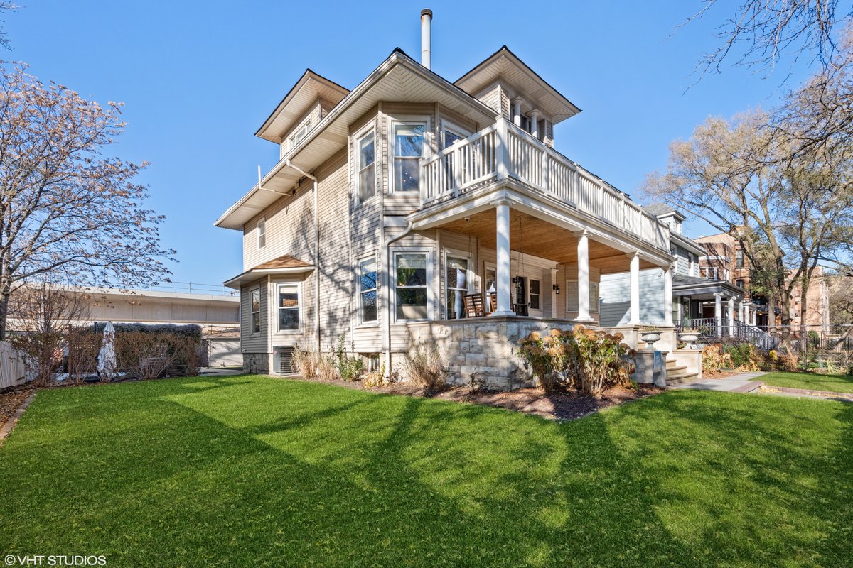 Edgewater Beach Home Steps to the Lake