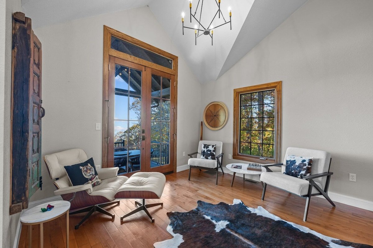 Asheville Home 15m from Downtown w Hot Tub & Sauna gallery image 4