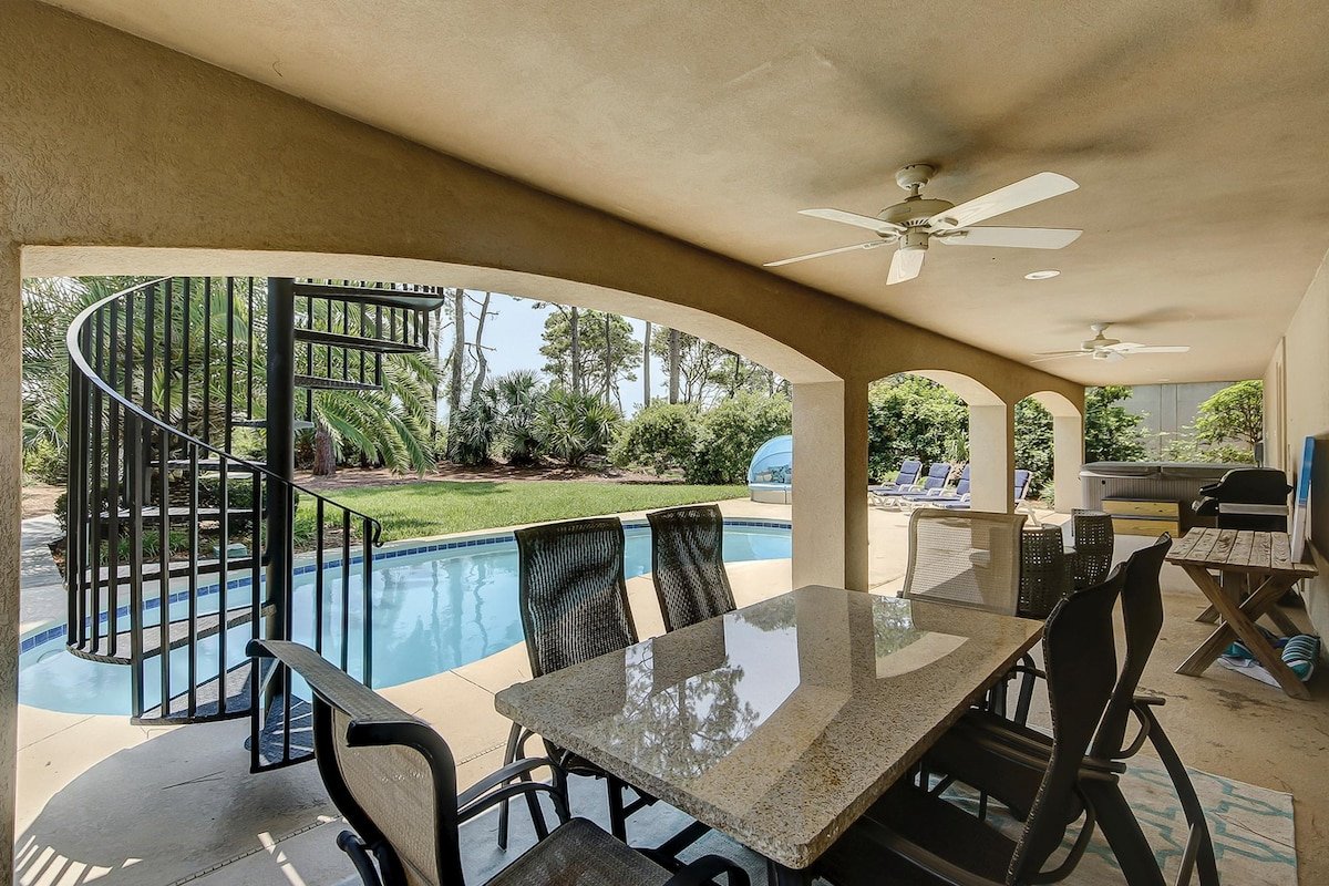 Spectacular Oceanfront home with huge windows gallery image 2