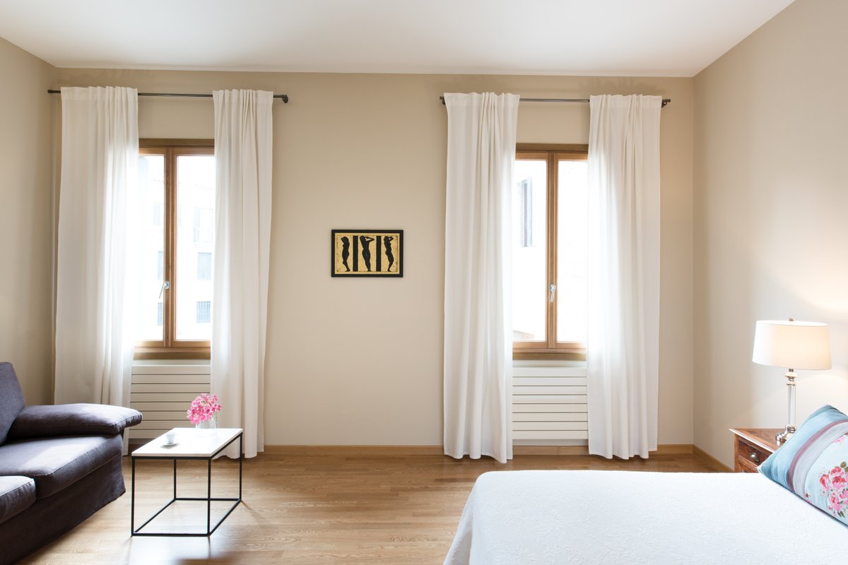 Elegant 2 bedroom w/canal views