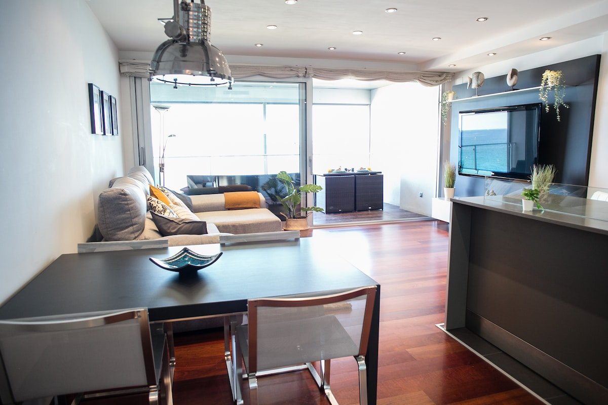 Luxury apartment in front of the sea gallery image 3