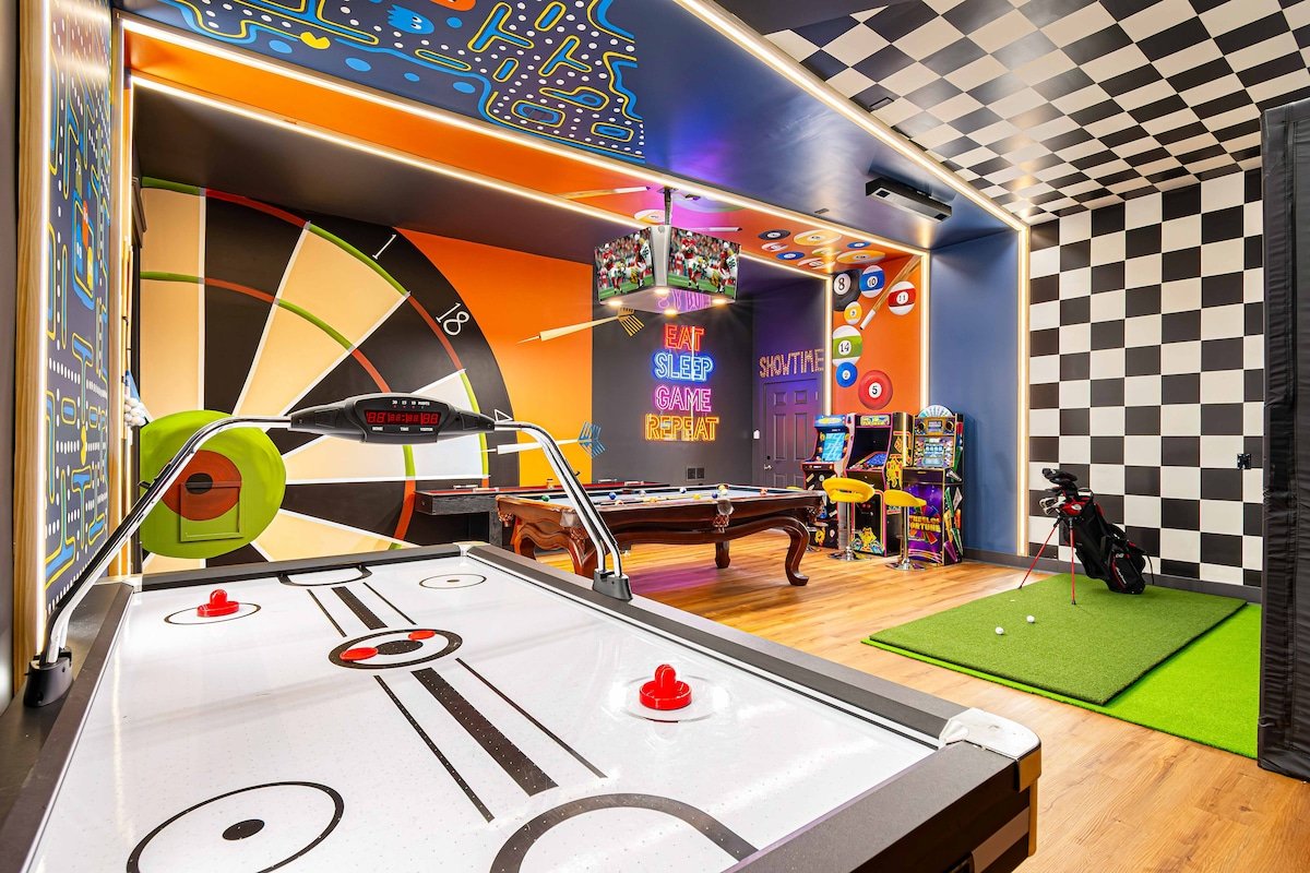 7K+ sq ft Mansion! Backyard Oasis! sleeps 28 gallery image 5