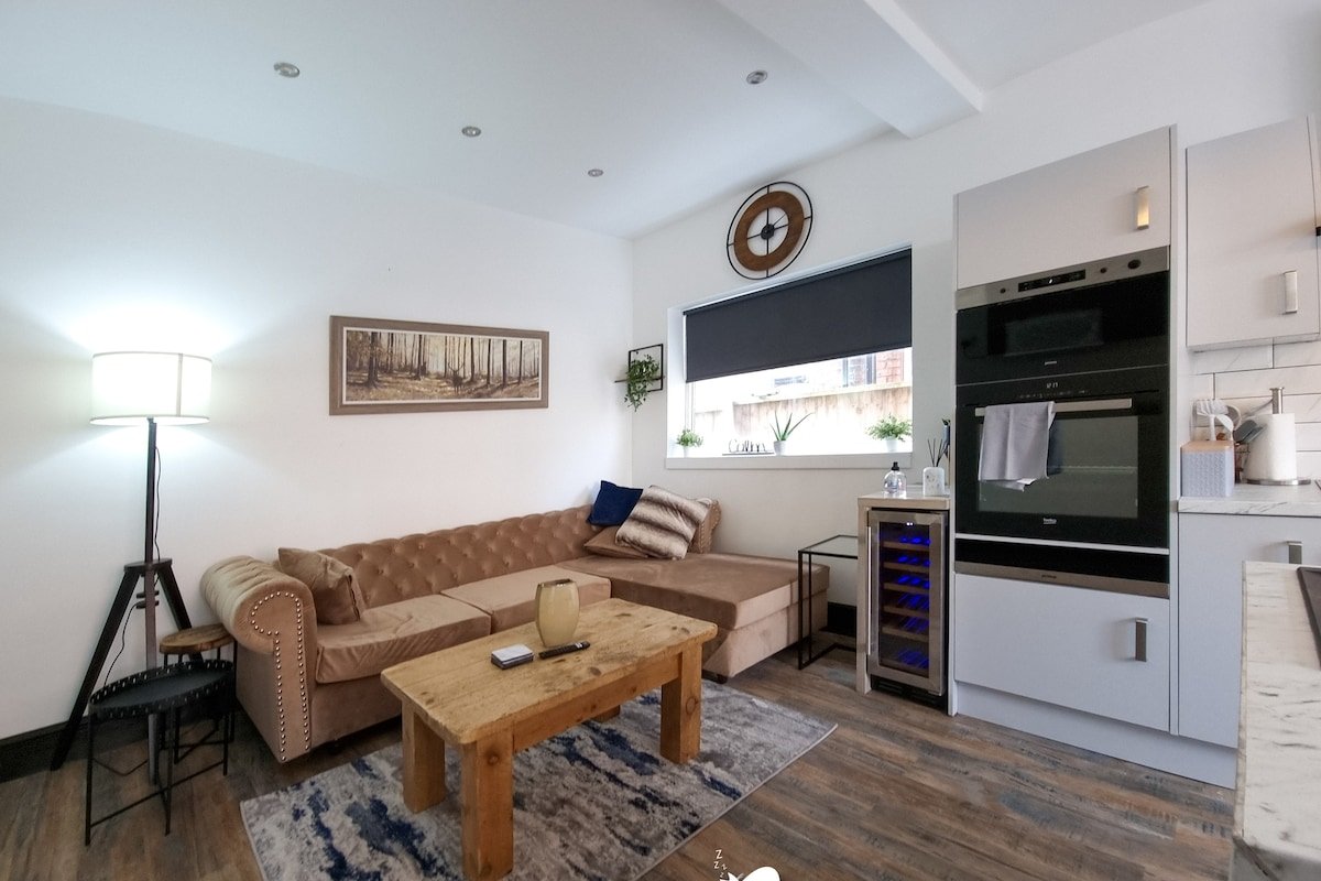 Spacious 6-Bed with Large Patio and Free Parking gallery image 3