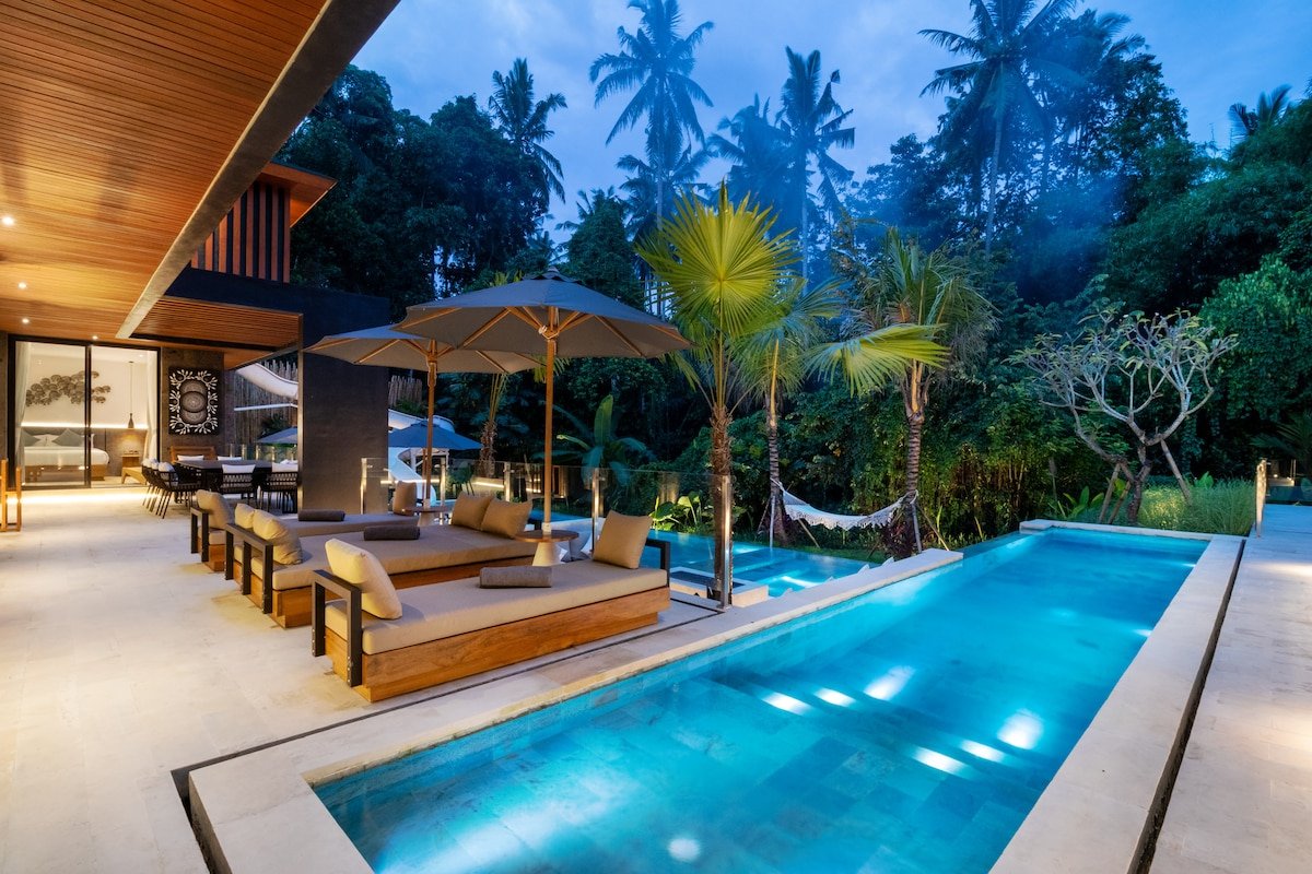 Tropical Paradise: 6BR Villa, Slide Pool & Arcade gallery image 4