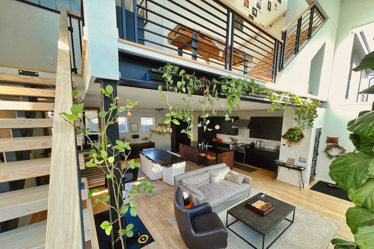 Entire Luxury Home I Sleeps 8 I 10min to Downtown gallery image 3