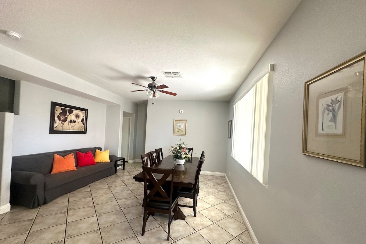 Comfortable, Spacious Home 15 min to The Strip gallery image 5