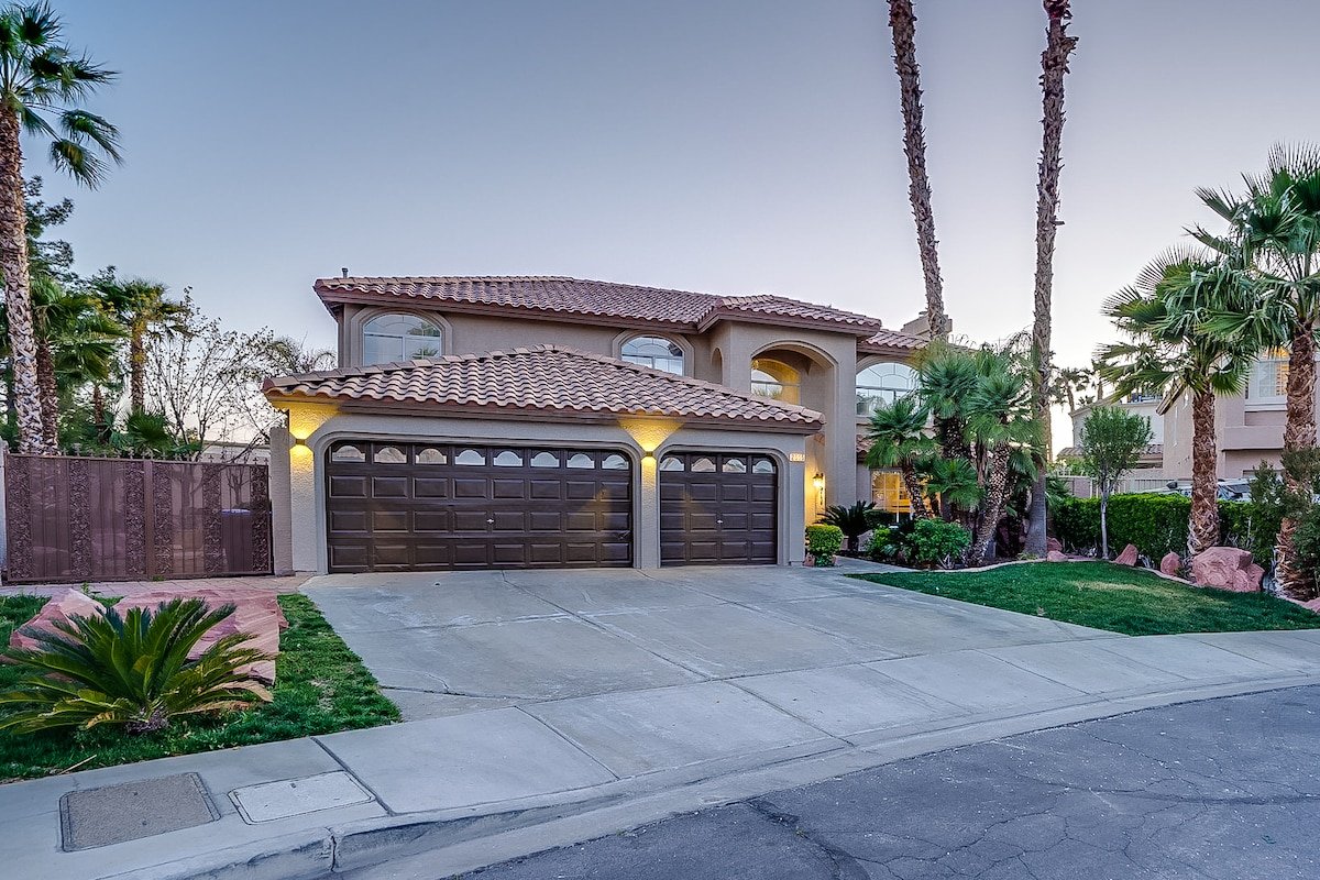 Simply PARADISE! Resort Inspired Pool + 5 BR/3BA gallery image 5