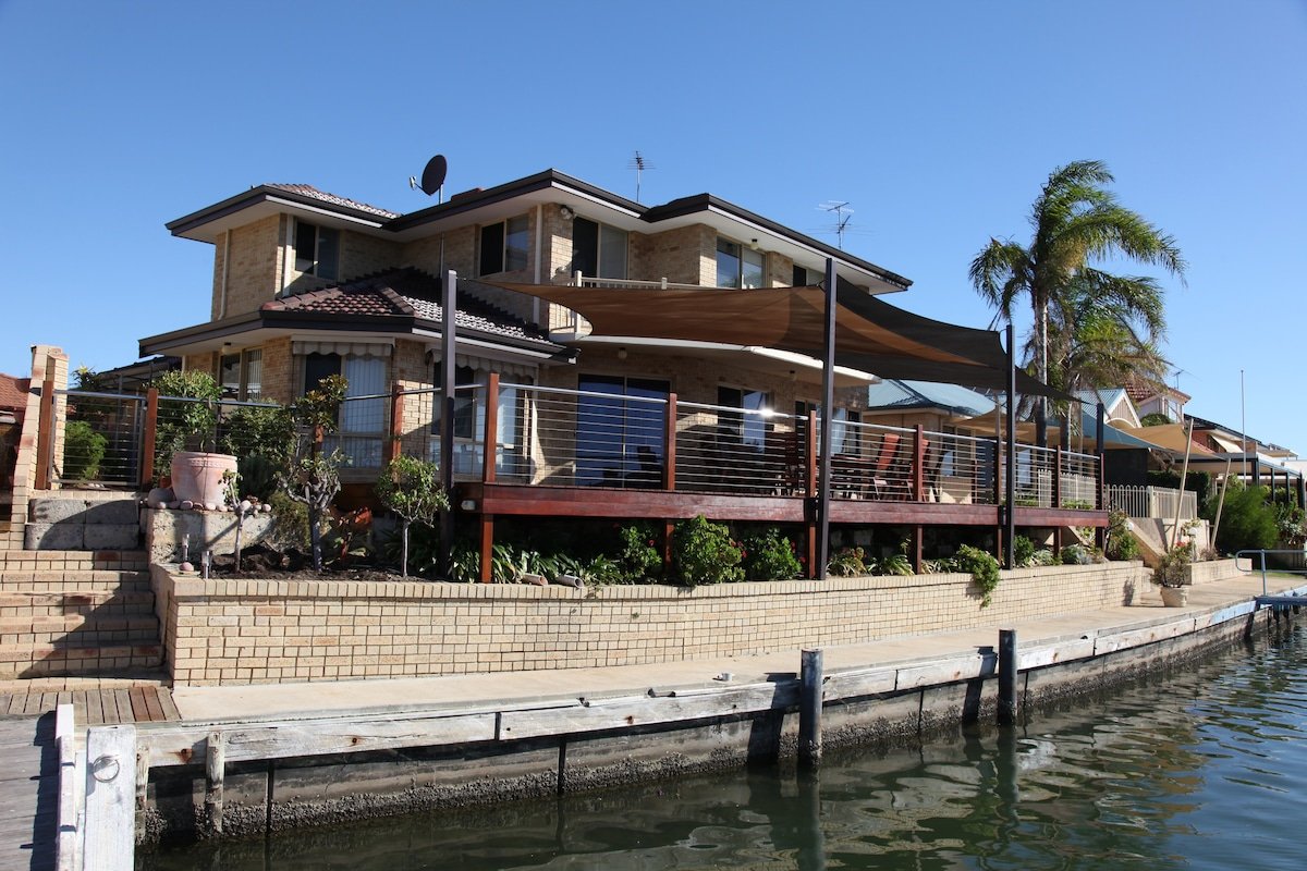 Canals Retreat gallery image 3