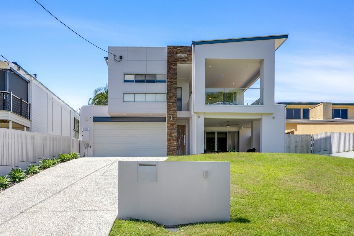 Modern Luxury Riverfront Retreat gallery image 3