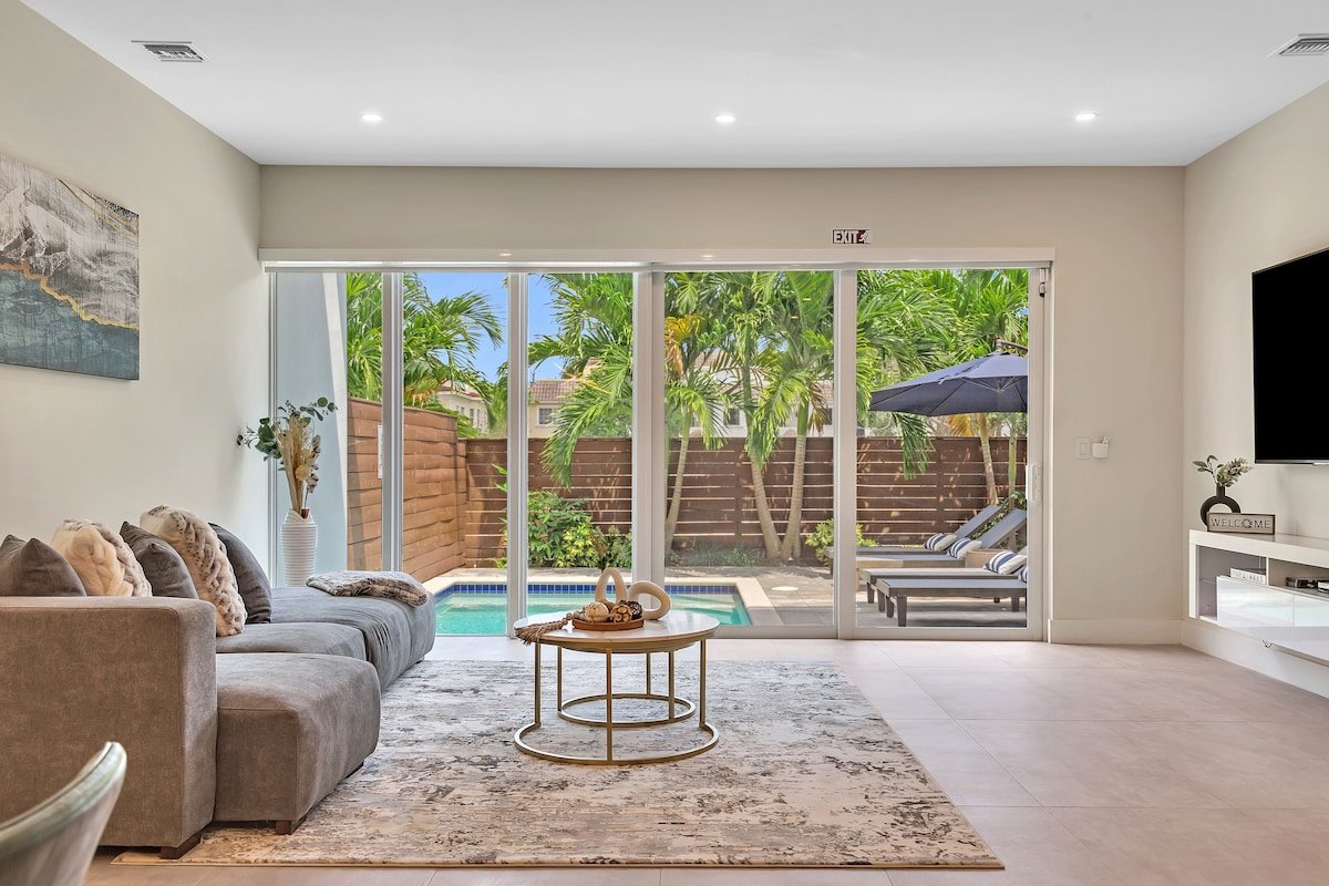 *Luxury Pool Home in Coral Ridge – Dream Stay! gallery image 3