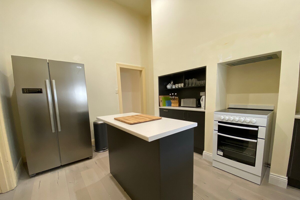 St Elizabeth’s Home – 4 BED & 2 BATH – Sleeps 10! gallery image 3