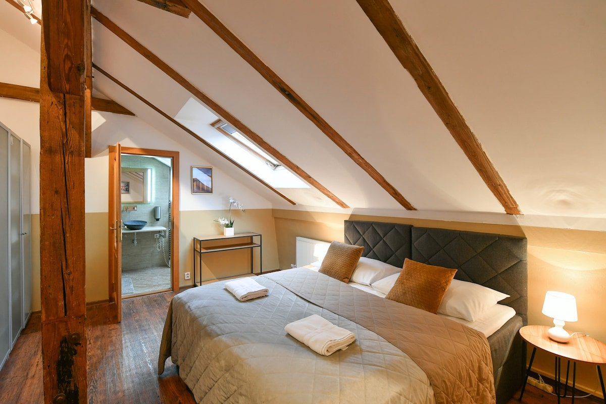 Amazing Charles Bridge Apartment with terrace&AC gallery image 5