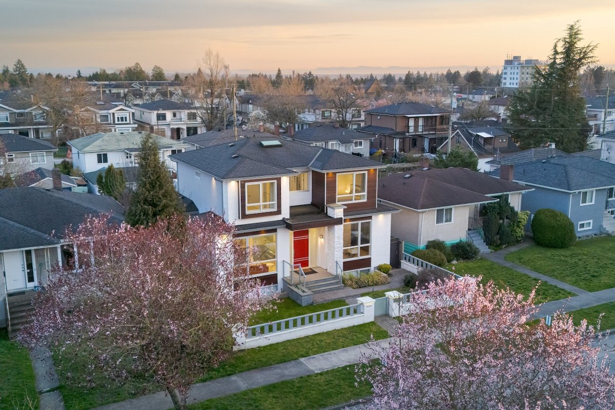 Central Luxury Home | Views & Private Cinema gallery image 2