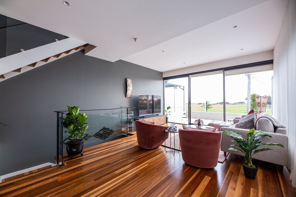 Escape to Beachfront Bliss in Elwood! gallery image 2