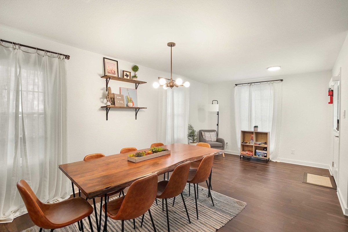 6th Street Mansion + Cottage | Walk Downtown gallery image 3