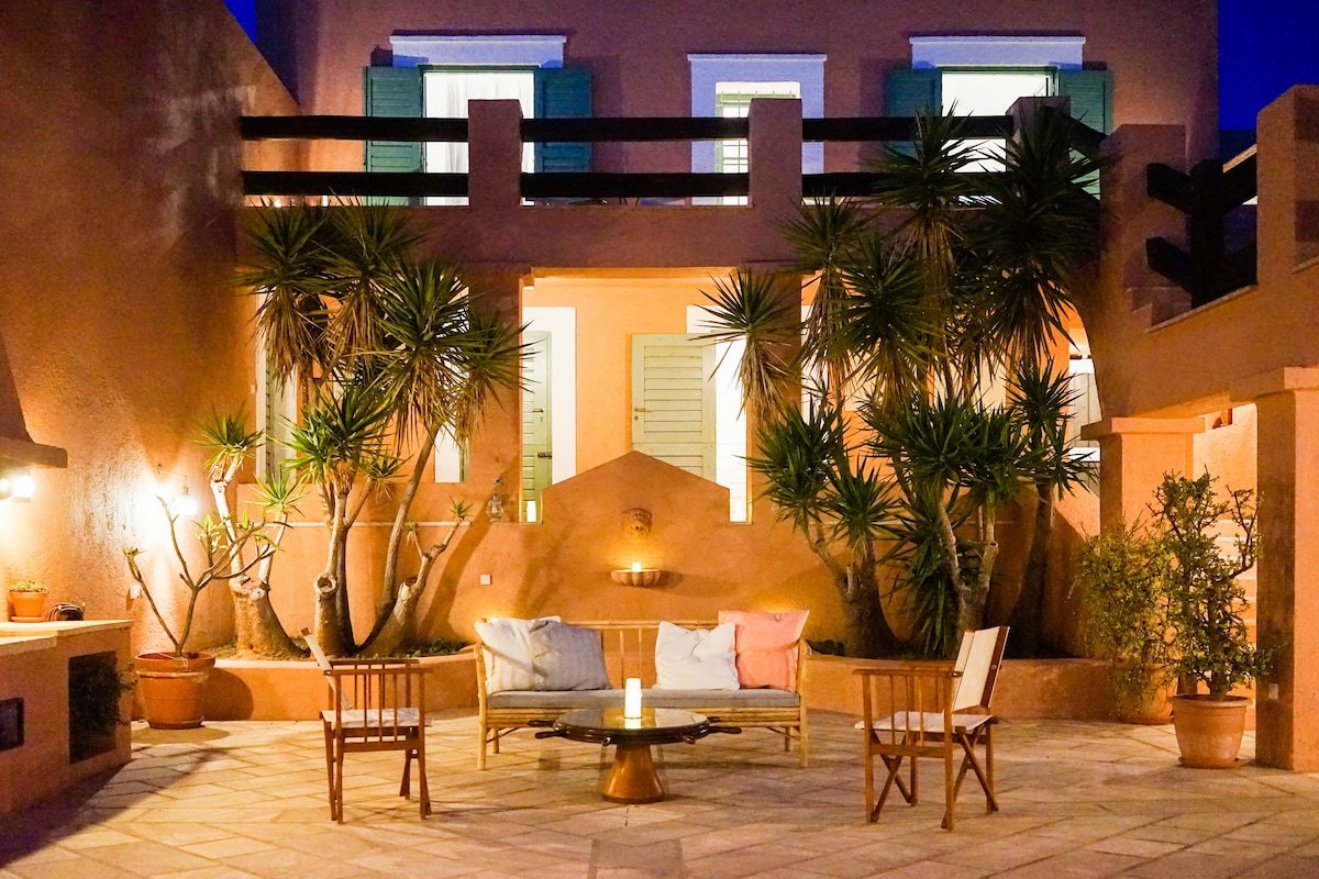 Exquisite beachfront mansion, 5 bedrooms- Syros gallery image 5