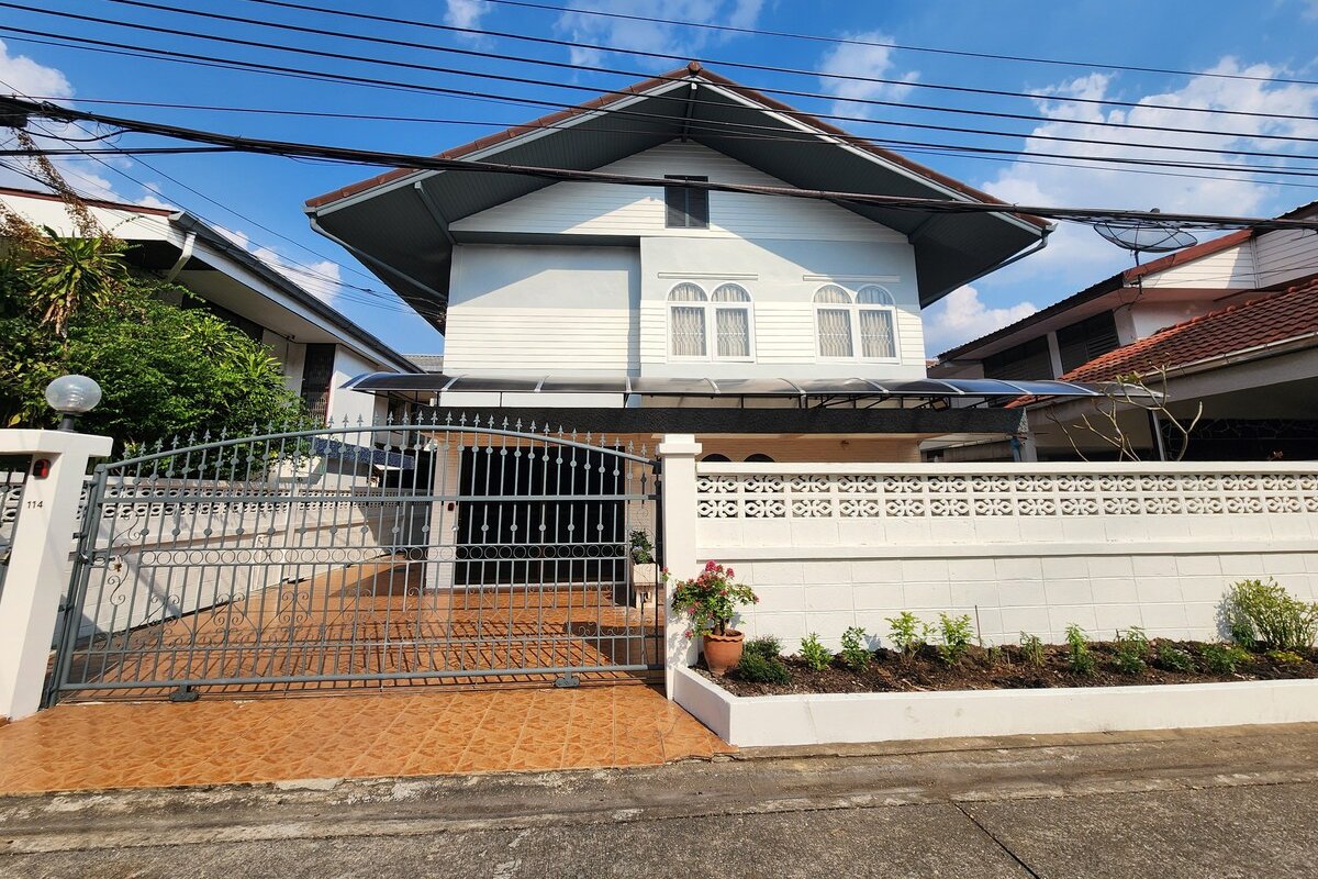 Big house for family trip: Whole gallery image 3