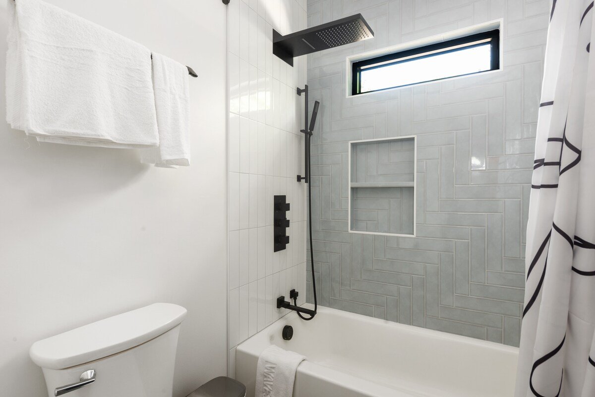 Ridgegold – Modern Designer Retreat in Atlanta! gallery image 3