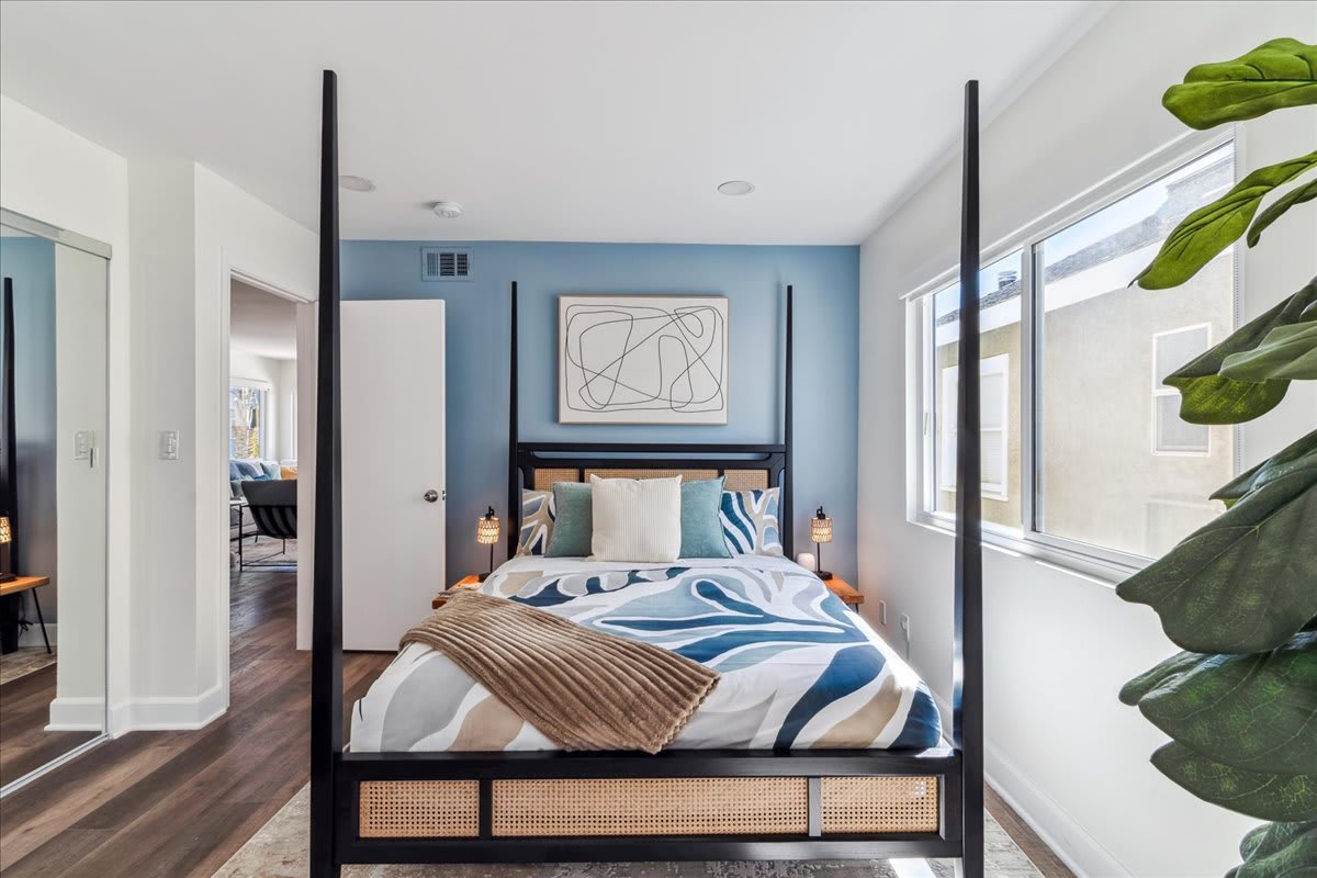 Steps to Venice Sand | BBQ, Fire Pit, Parking gallery image 3