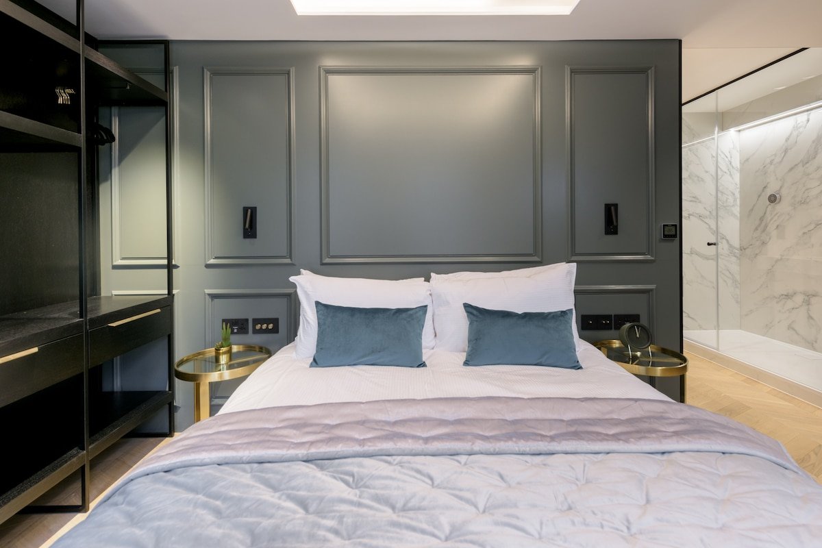 Minimalist Mayfair Abode with Elegant Panelling and Parquet gallery image 5