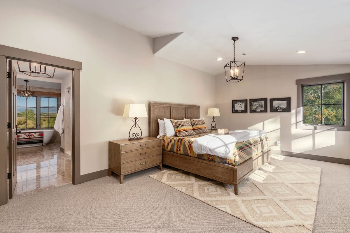 Lux Private Mtn Estate, Wildlife, Games, & Hot Tub gallery image 3