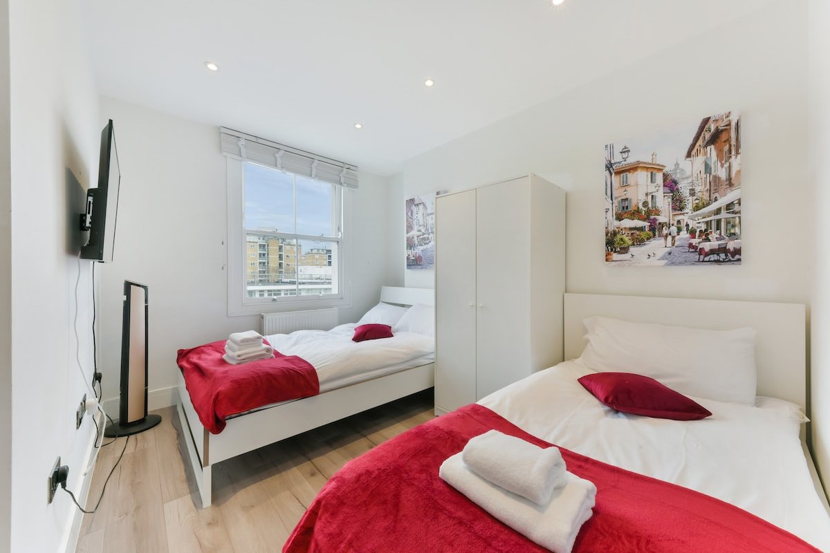 Large 4-Bedroom Stylish Flat In City Centre gallery image 3