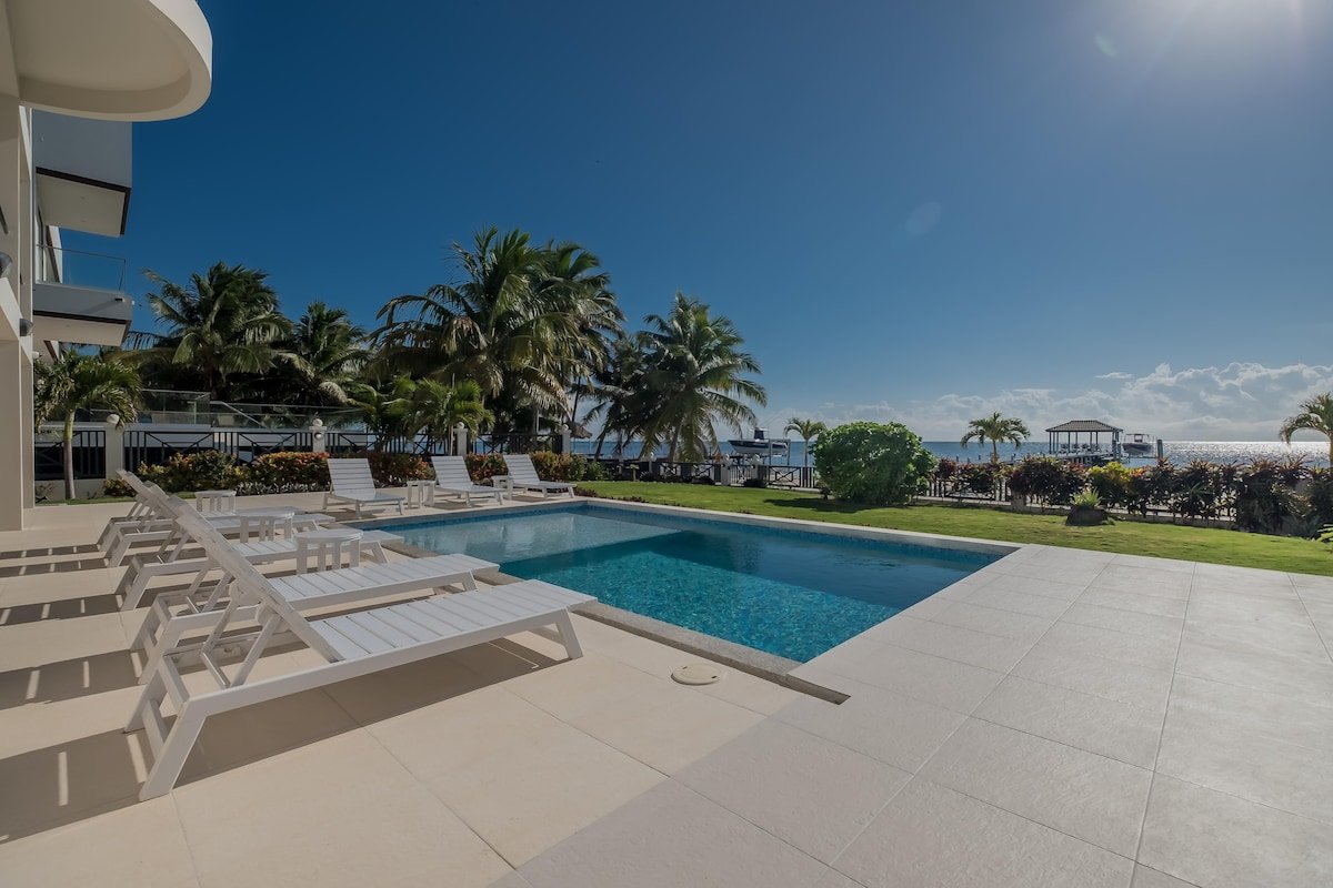Luxurious Beachfront Villa with Pool, Boat & Capt. gallery image 3