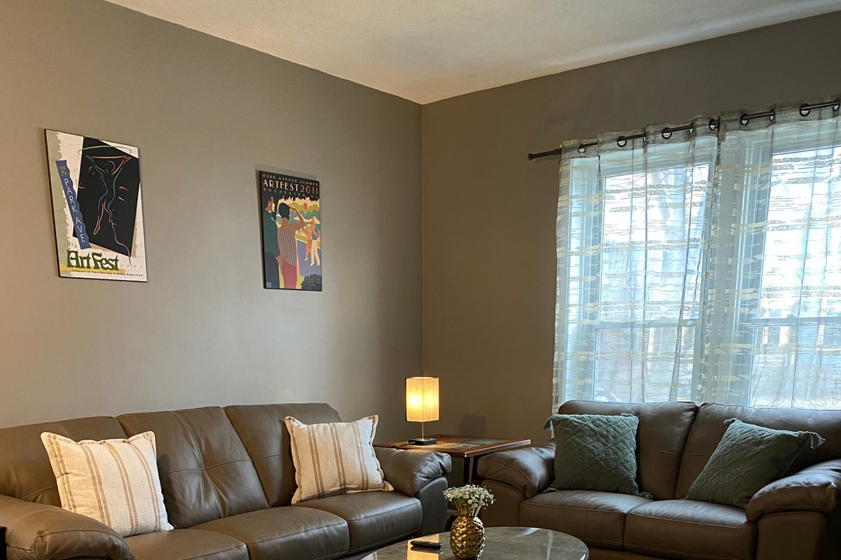 PARK AVE Getaway 4 bdrm/2.5 bath, AC, Parking