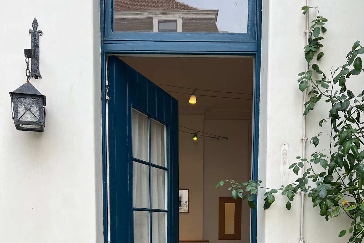 Lovely house in a private garden gallery image 3