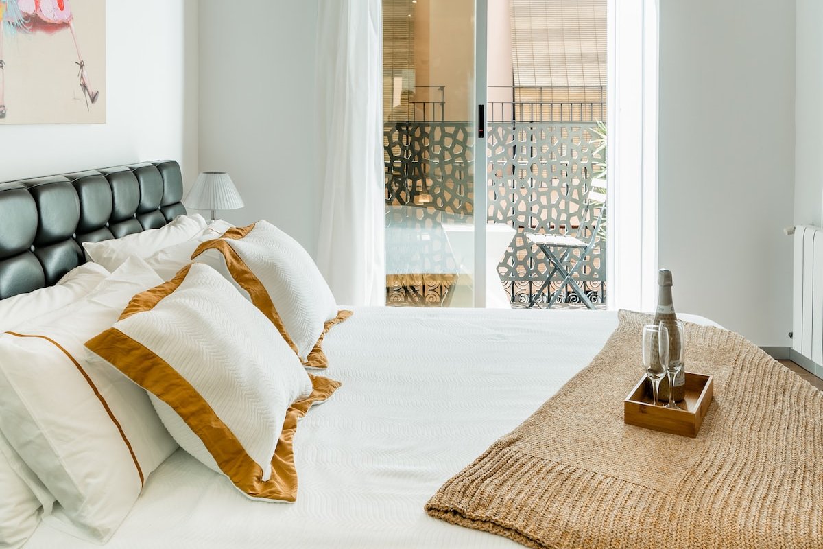 Bauhaus Vip Plus design apartment near the Cathedral and Central Market gallery image 4