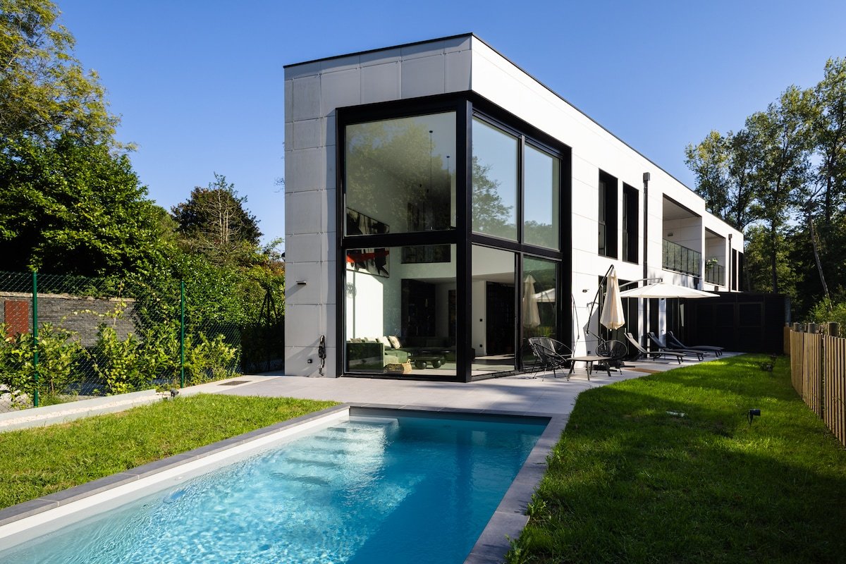 Moderna Villa con piscina gallery image 2