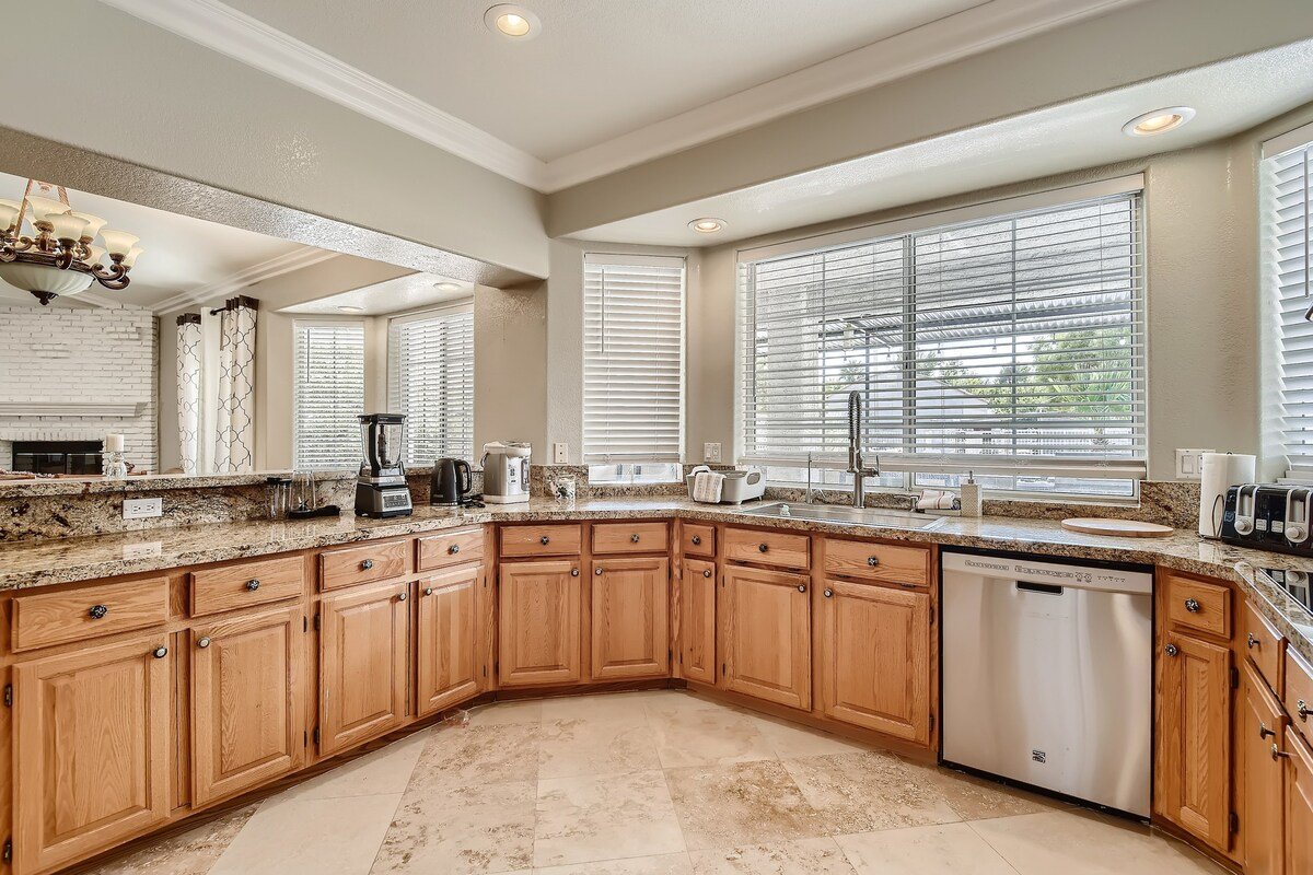 Luxury Villa 2.0 acre*Pool*View*Close Strip gallery image 3