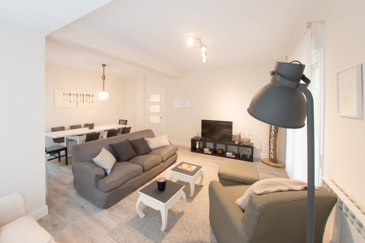 Santa Barbara Terrace, next to La Zurriola gallery image 3