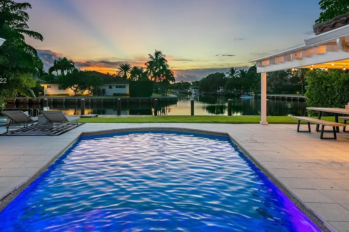 4BR Sunset Waterfront Villa w/pool and spa