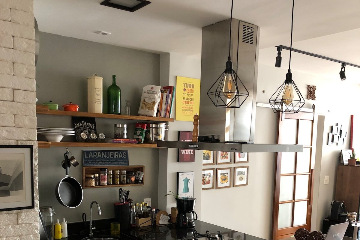 Apê Laranjeiras: vaga, Netflix e metrô a 200m gallery image 3