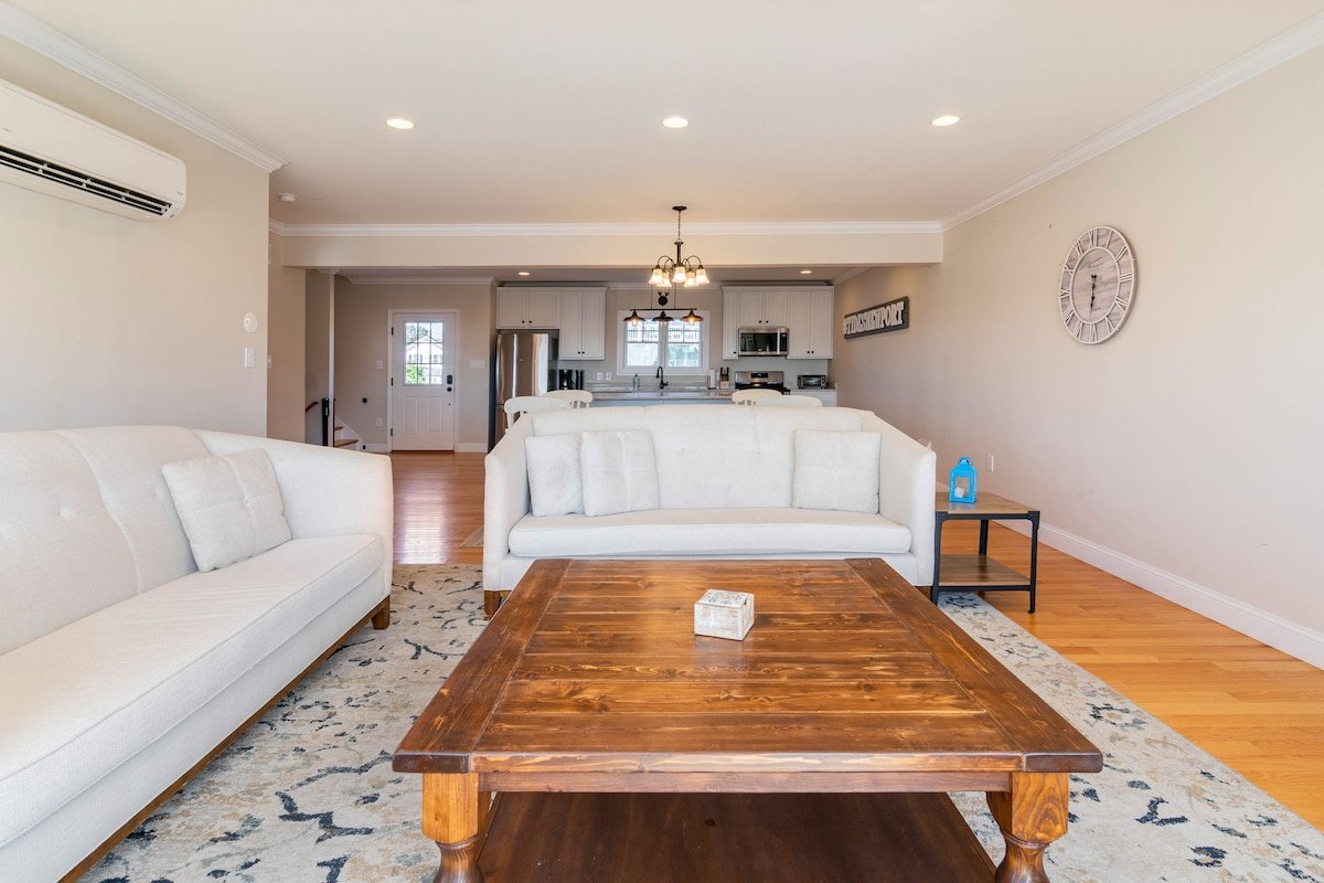 5BR/5BA Beachside Newport Home Steps to Beach! gallery image 5