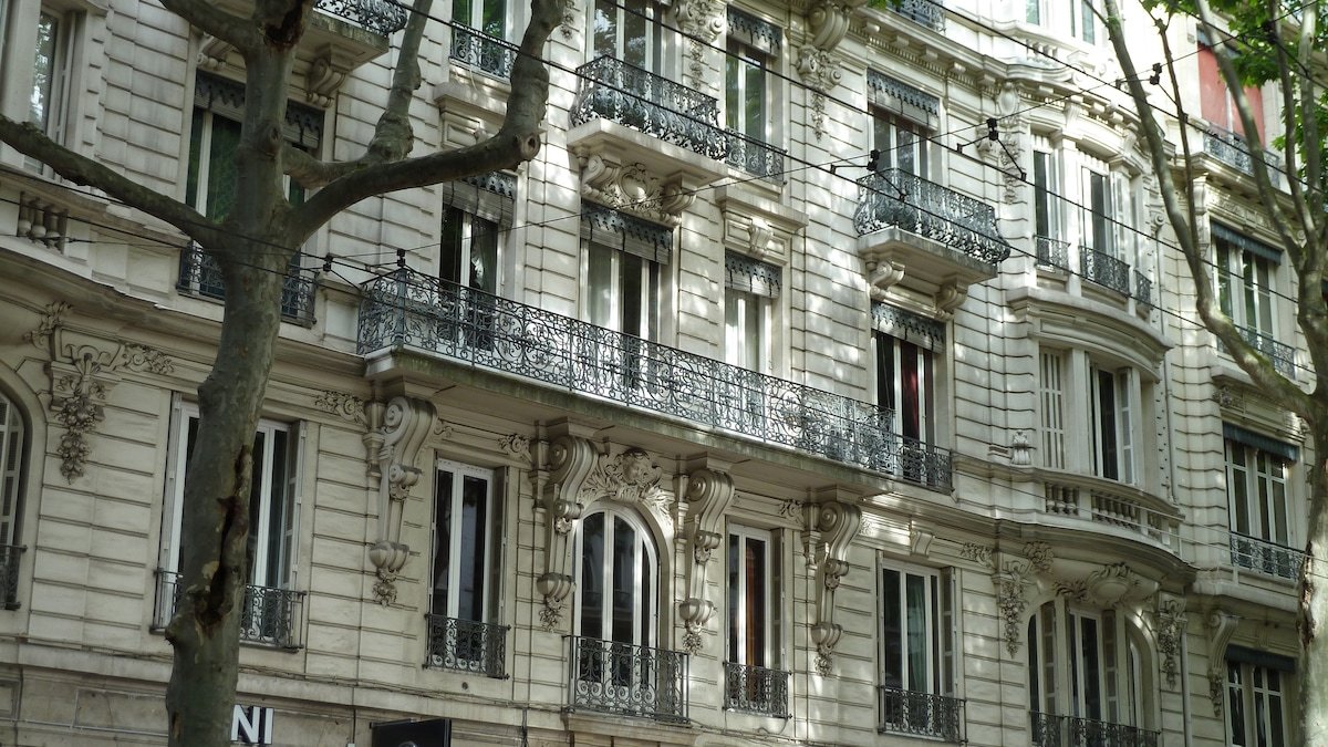 Haussmanien 105M2 (1130 sq ft) La Belle Époque A/C gallery image 3