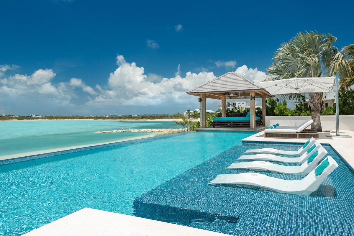 Emerald Bay – Modern Villa with Private Beach gallery image 4