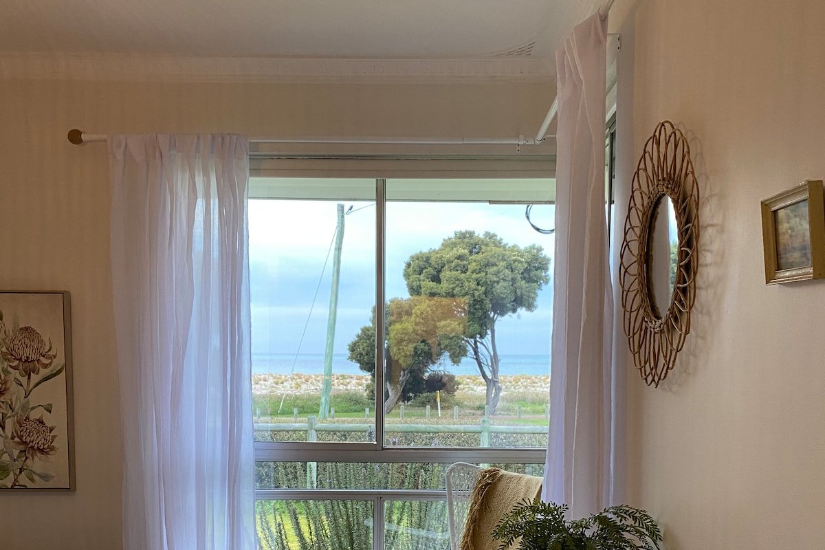 Beach front with Stunning views gallery image 2